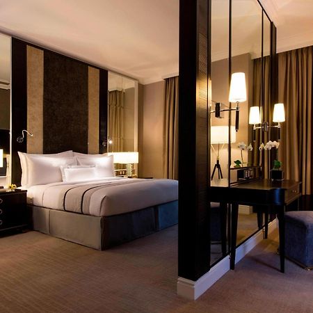 Отель The Ritz-Carlton, Куала-Лумпур Экстерьер фото A bedroom at The Hari