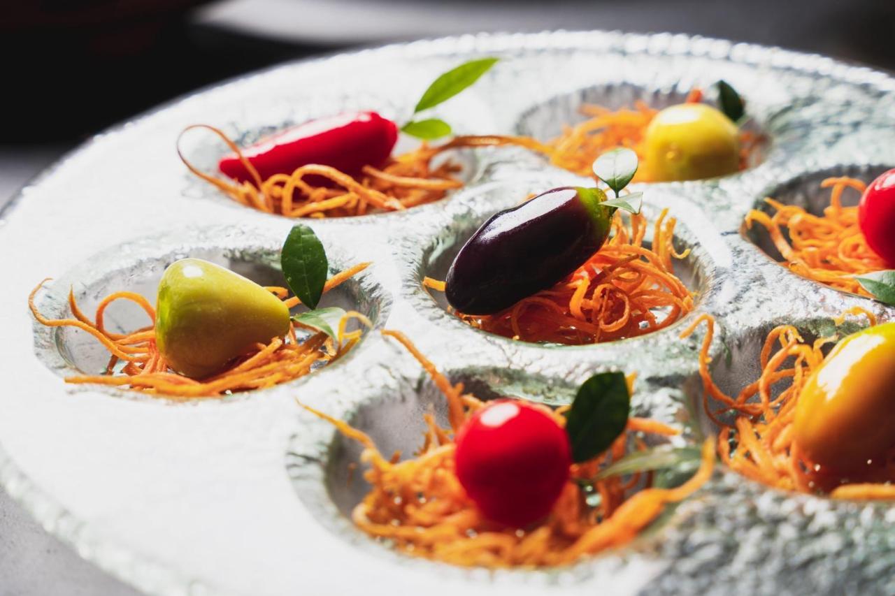 Отель The Ritz-Carlton, Куала-Лумпур Экстерьер фото Canapés