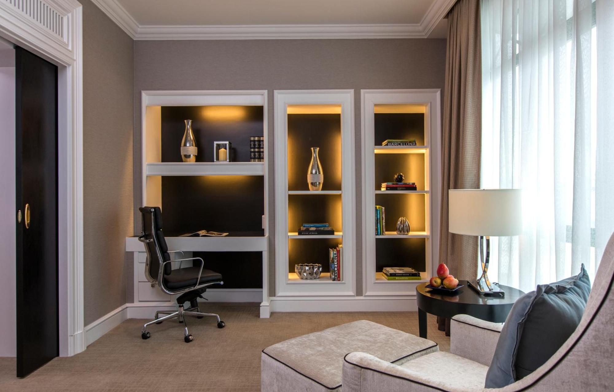 Отель The Ritz-Carlton, Куала-Лумпур Экстерьер фото A room at the hotel