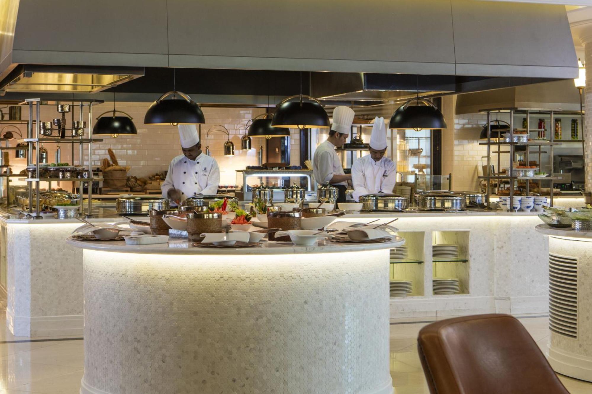 Отель The Ritz-Carlton, Куала-Лумпур Экстерьер фото The kitchen at the Emirates Lounge at Dubai International Airport
