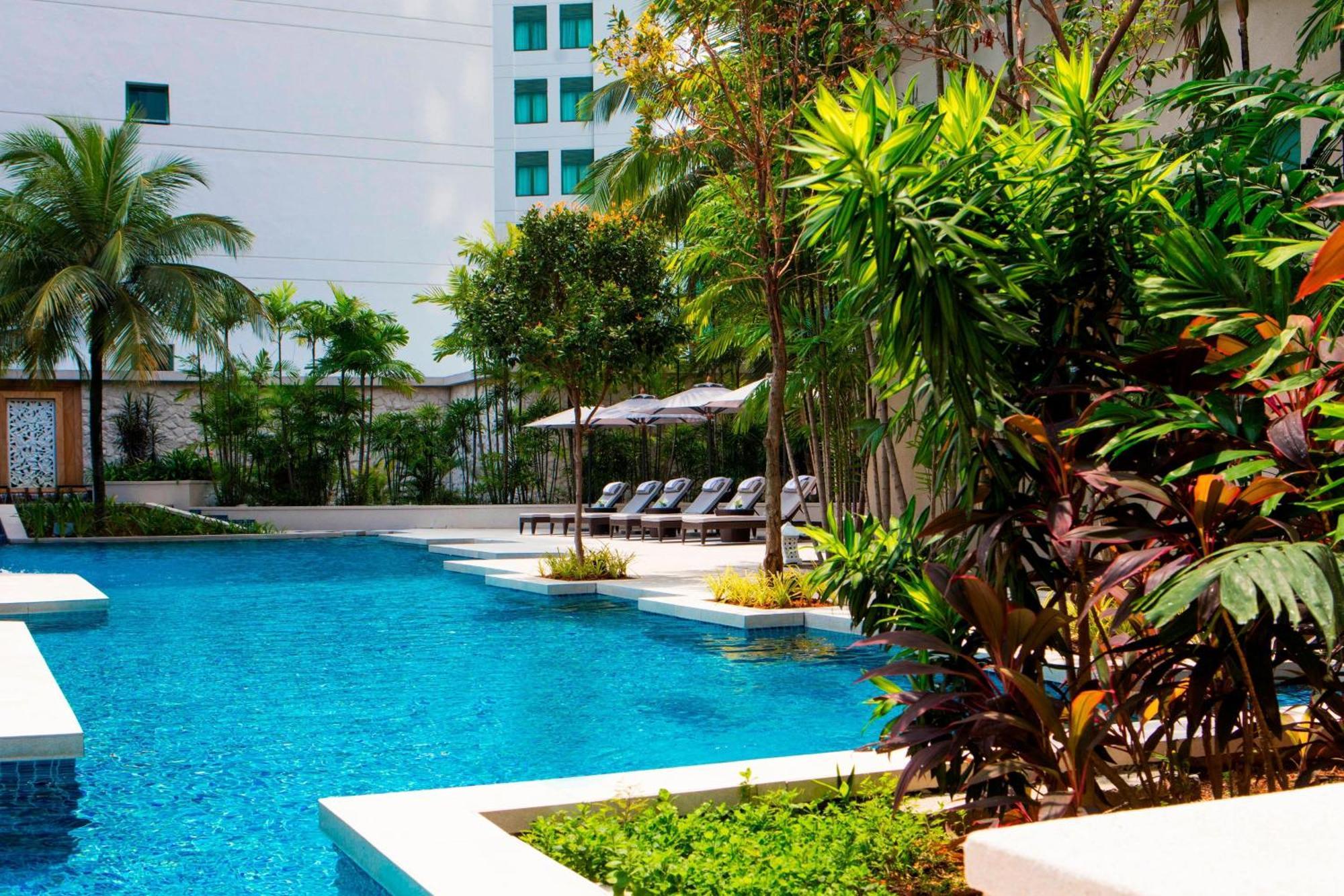 Отель The Ritz-Carlton, Куала-Лумпур Экстерьер фото The pool at the hotel