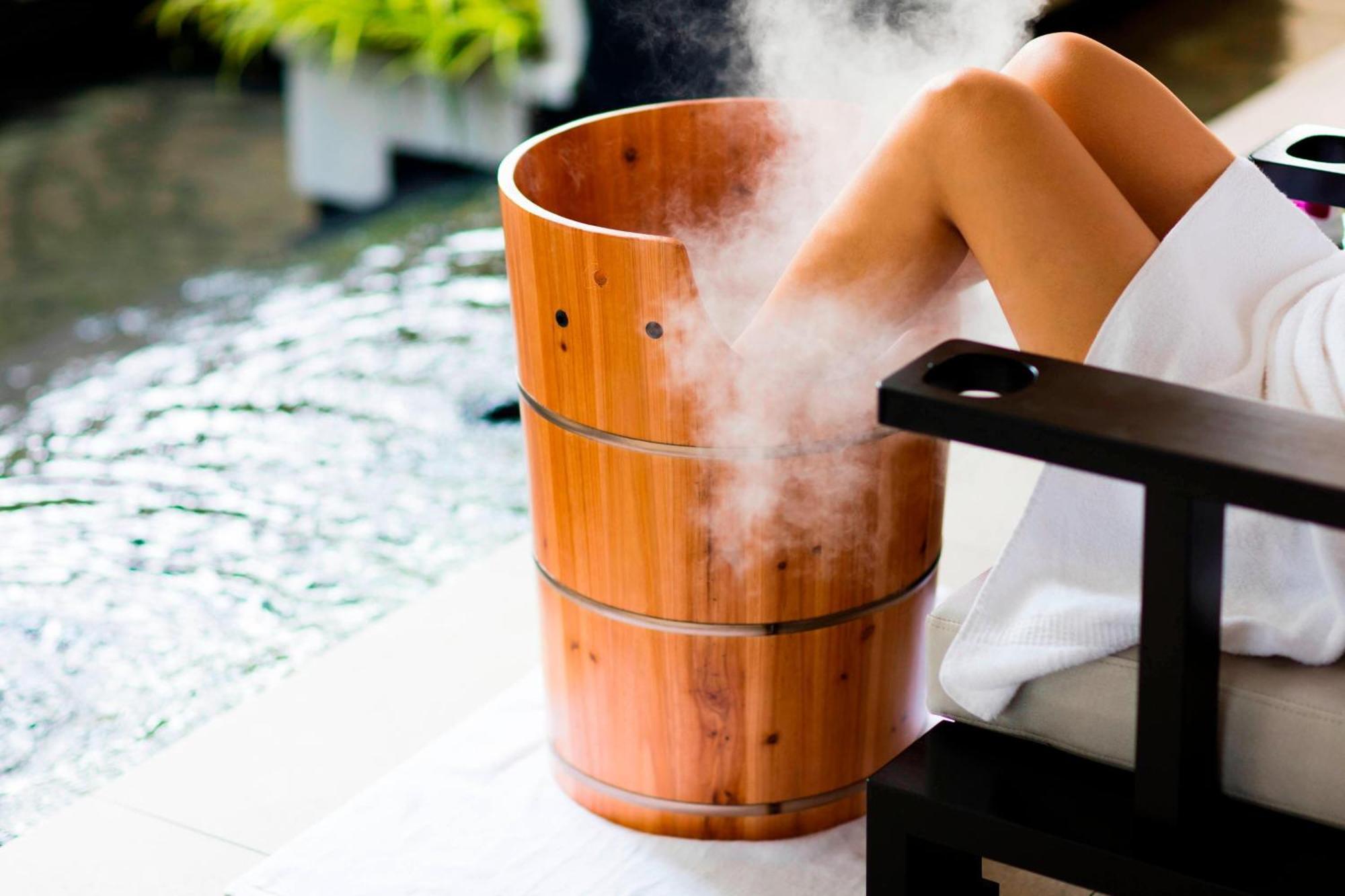 Отель The Ritz-Carlton, Куала-Лумпур Экстерьер фото A foot bath