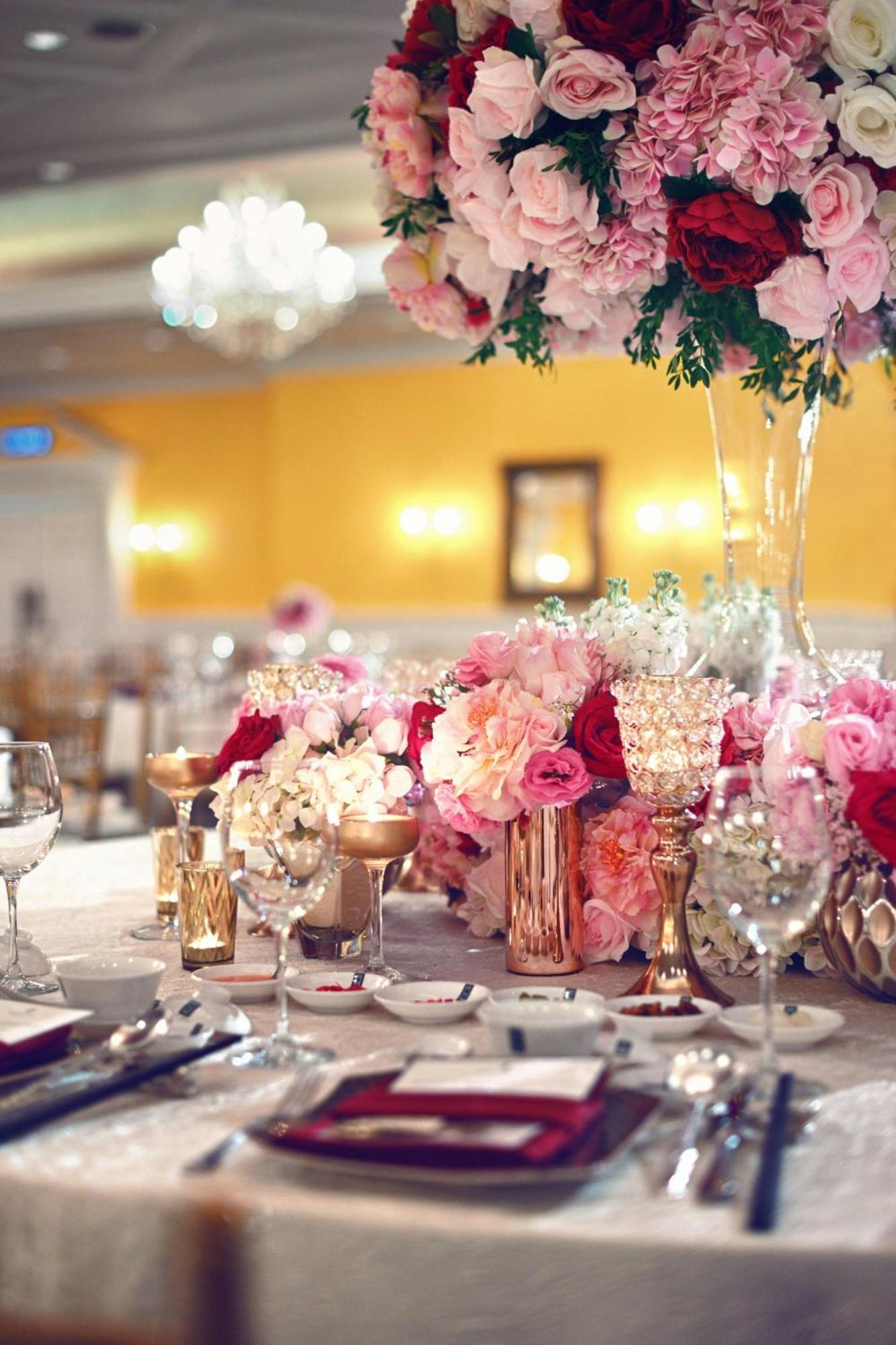 Отель The Ritz-Carlton, Куала-Лумпур Экстерьер фото A table decorated with flowers