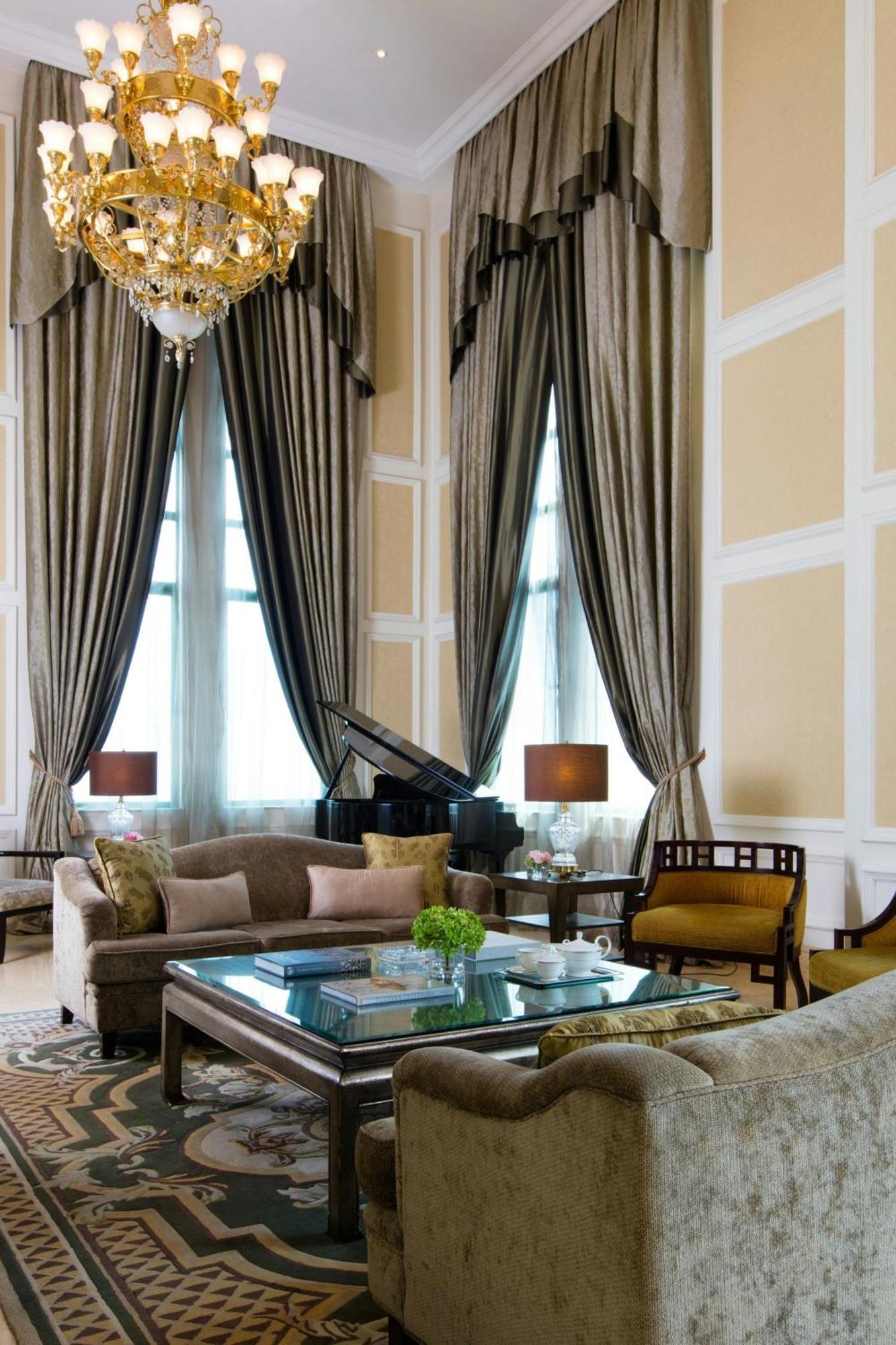 Отель The Ritz-Carlton, Куала-Лумпур Экстерьер фото The living room of a suite at The Peninsula