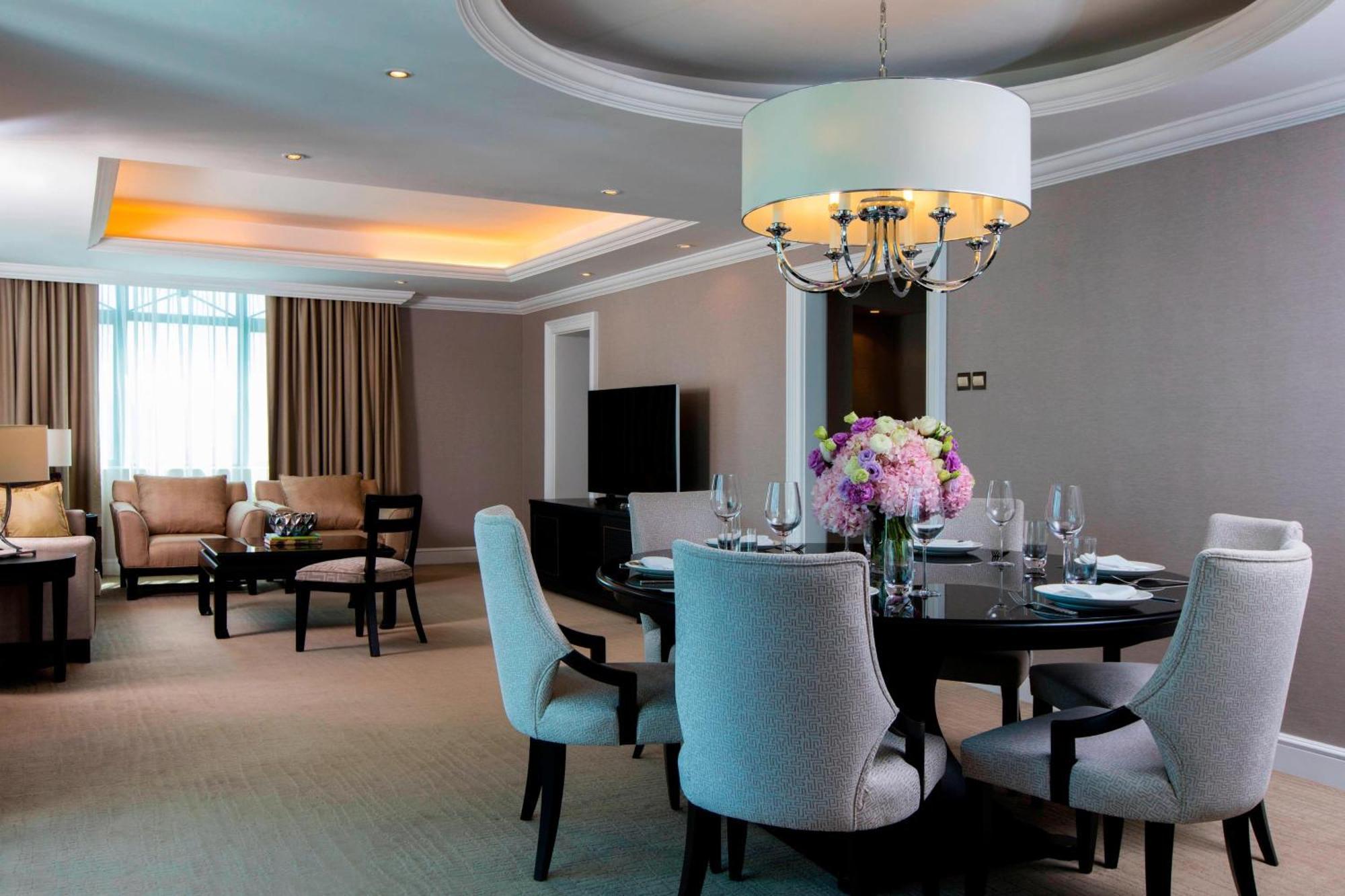 Отель The Ritz-Carlton, Куала-Лумпур Экстерьер фото A suite at the hotel