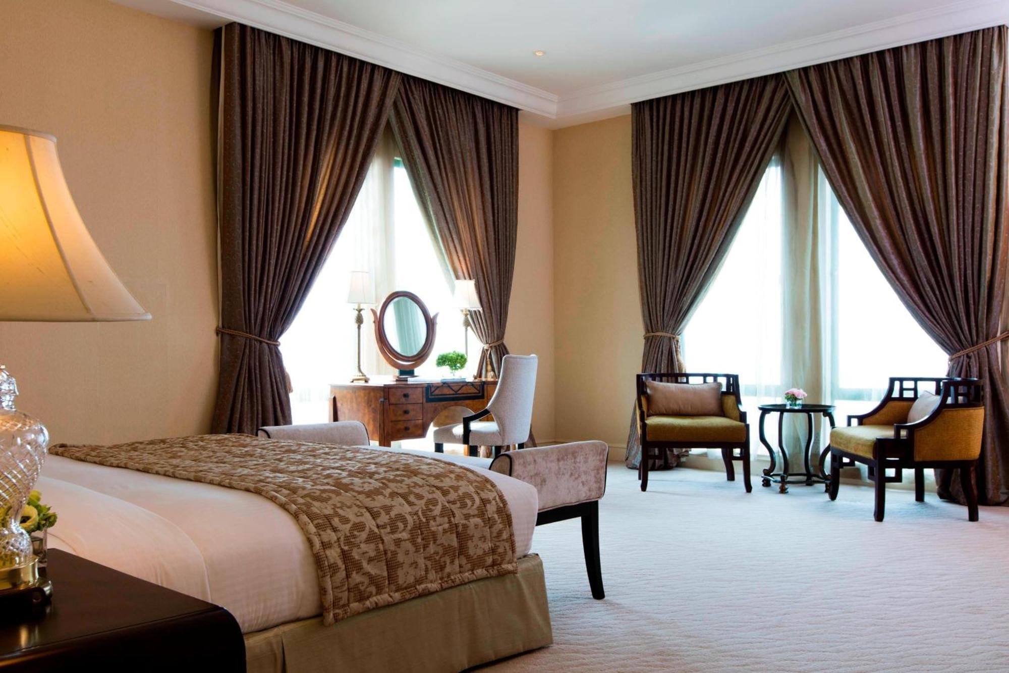 Отель The Ritz-Carlton, Куала-Лумпур Экстерьер фото A bedroom at the Jumeirah Emirates Towers Hotel