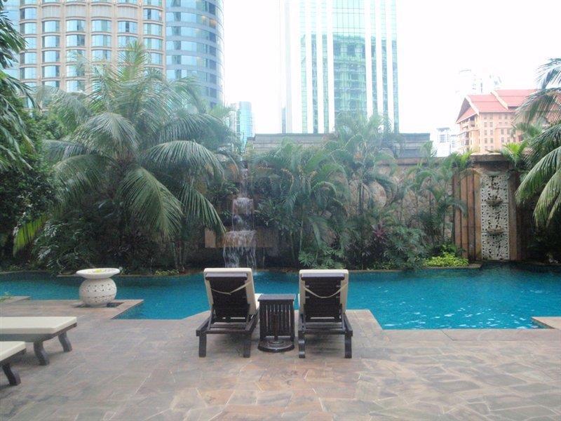 Отель The Ritz-Carlton, Куала-Лумпур Экстерьер фото The pool at the Shangri-La Hotel, Kuala Lumpur