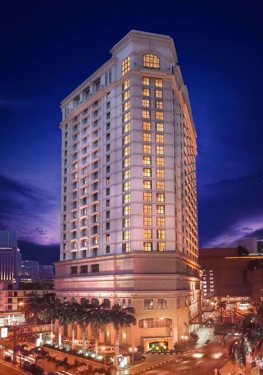 Отель The Ritz-Carlton, Куала-Лумпур Экстерьер фото The hotel at night