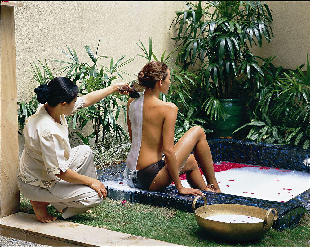 Отель The Ritz-Carlton, Куала-Лумпур Экстерьер фото A spa treatment